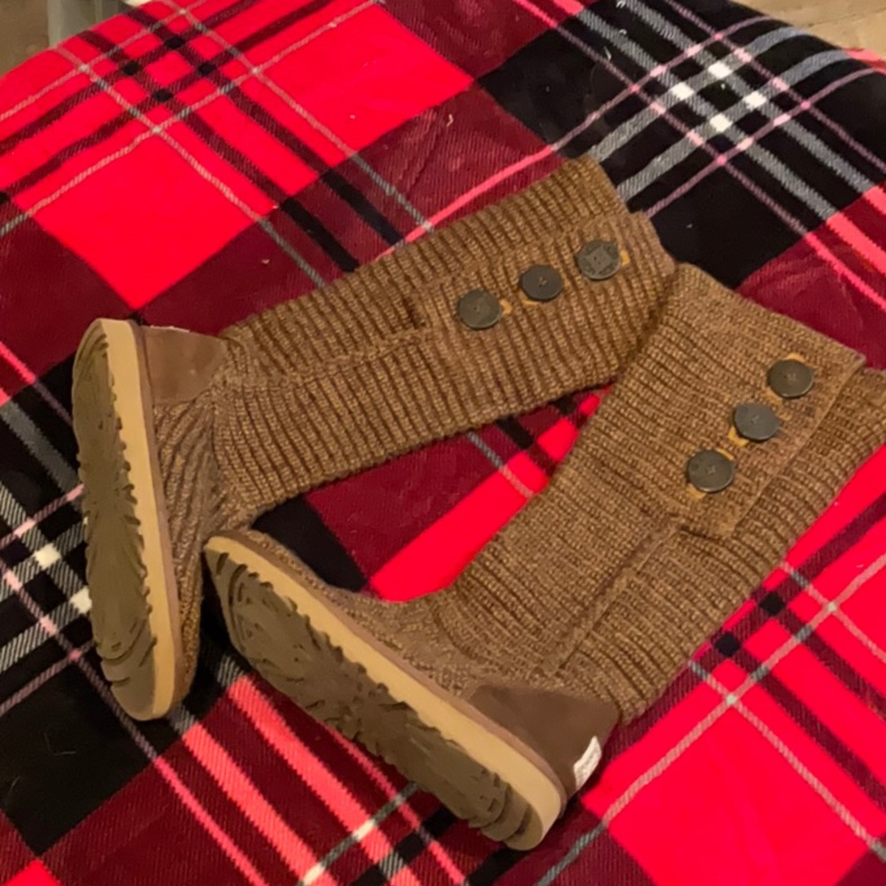 EUC Knitted uggs unique color